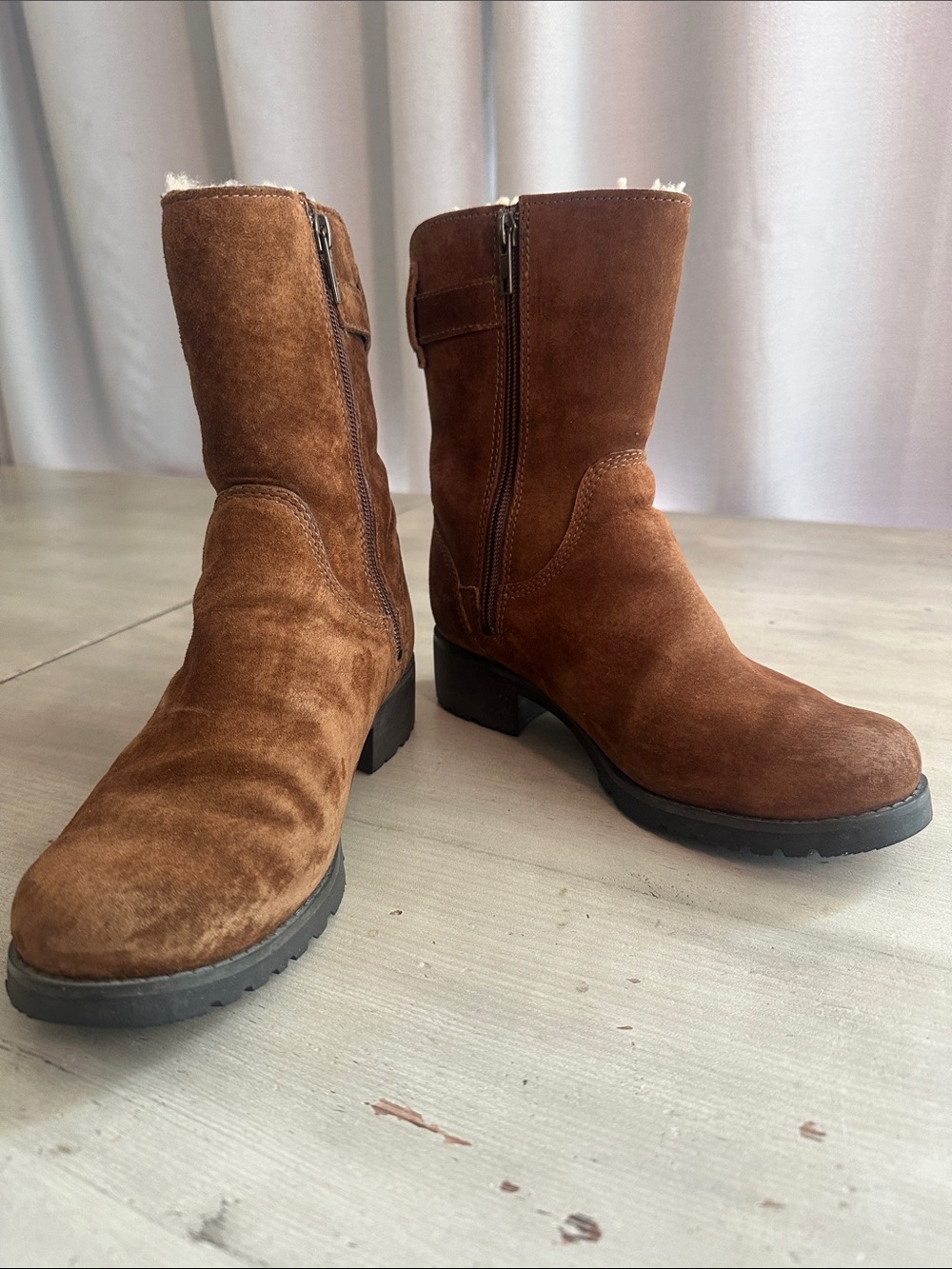 UGG Shearing Women’s Boots, Suede & Sheepskin, size 5.5